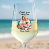 Personalisiertes Weinglas für Besties mit Illustration von Love & Faith