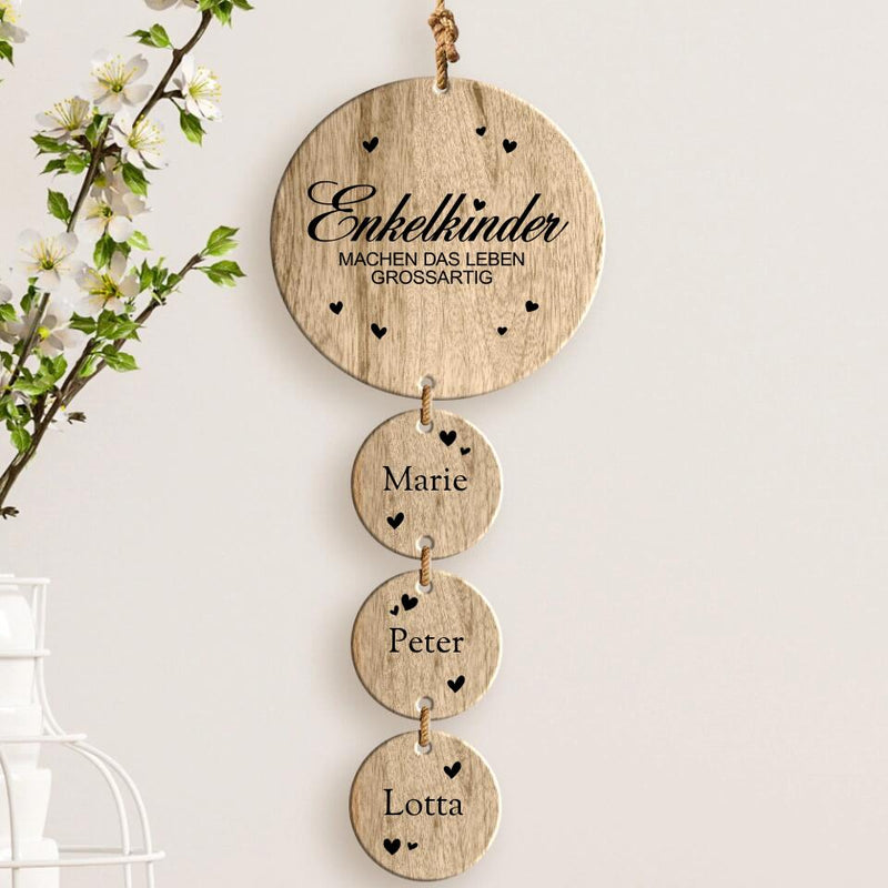 Personalisierte Wanddeko für Oma und Opa – 3 Enkelkindernamen auf runden Holzscheiben - graviert von Love & Faith