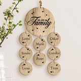 Gravierter Eichen Holzaufhänger mit 8 Namen und "We are Family"-Spruch – personalisiertes Geschenk von Love & Faith