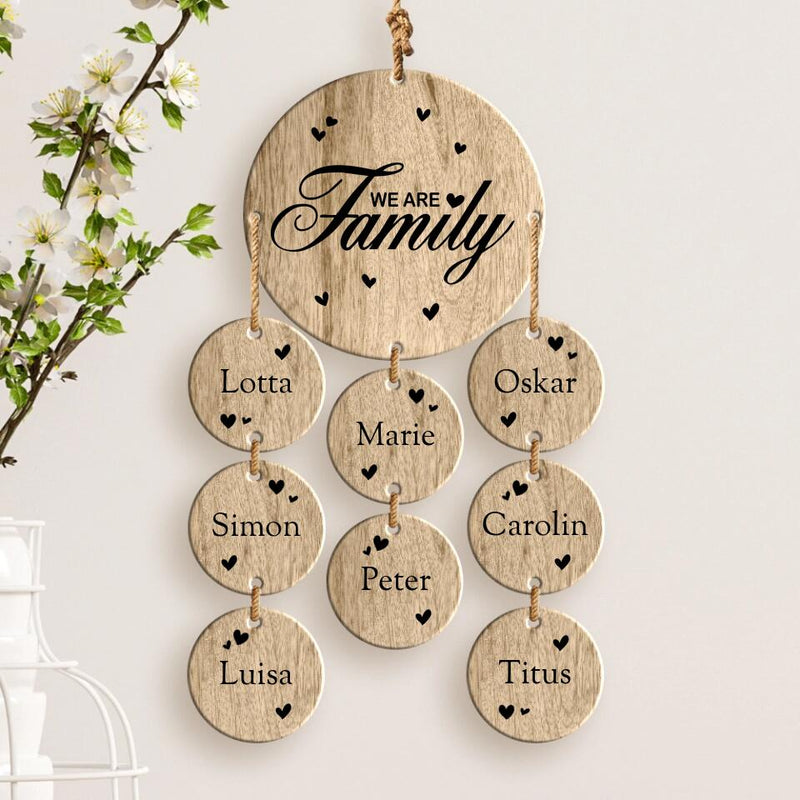 Gravierter Eichen Holzaufhänger mit 8 Namen und "We are Family"-Spruch – personalisiertes Geschenk von Love & Faith