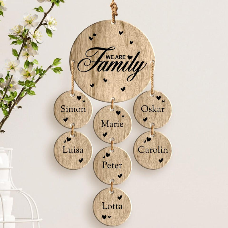 Gravierter Eichen Holzaufhänger mit 7 Namen und "We are Family"-Spruch – personalisiertes Geschenk von Love & Faith
