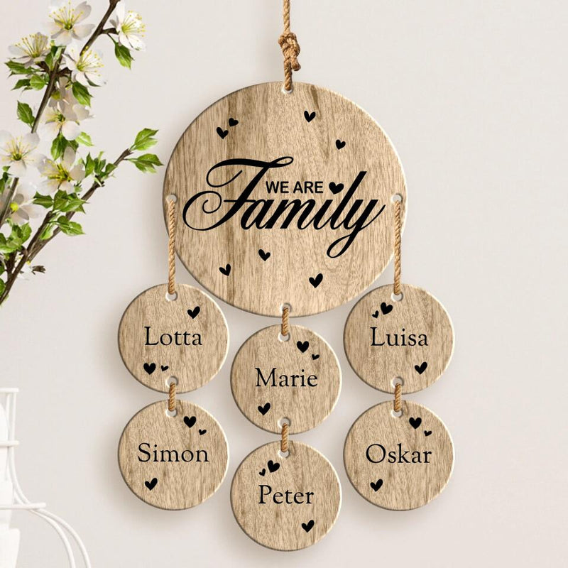 Gravierter Eichen Holzaufhänger mit 6 Namen und "We are Family"-Spruch – personalisiertes Geschenk von Love & Faith