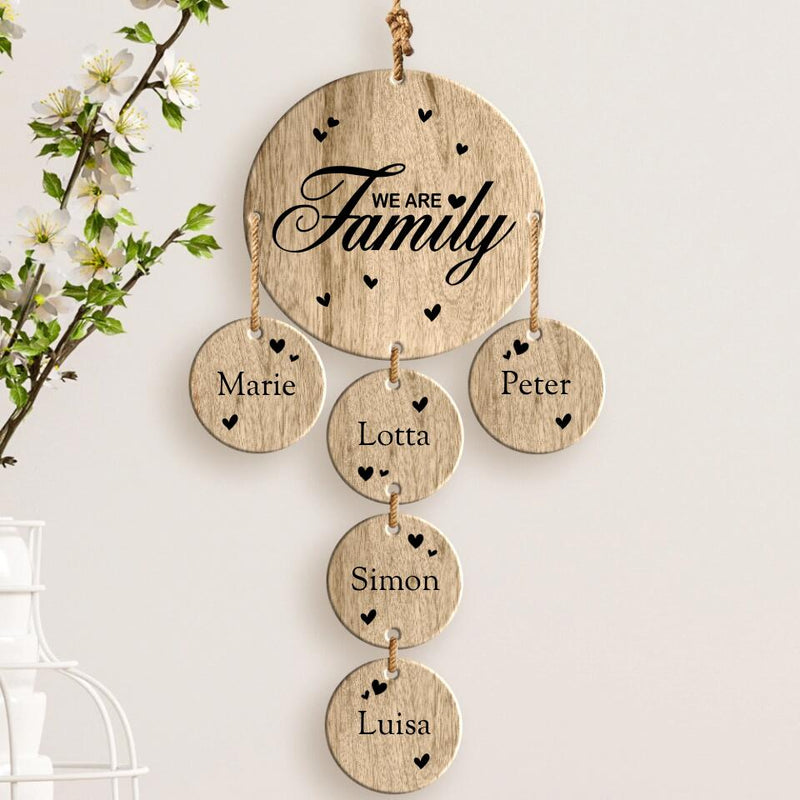 Gravierter Eichen Holzaufhänger mit 5 Namen und "We are Family"-Spruch – personalisiertes Geschenk von Love & Faith