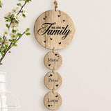 Gravierter Eichen Holzaufhänger mit 3 Namen und "We are Family"-Spruch – personalisiertes Geschenk von Love & Faith