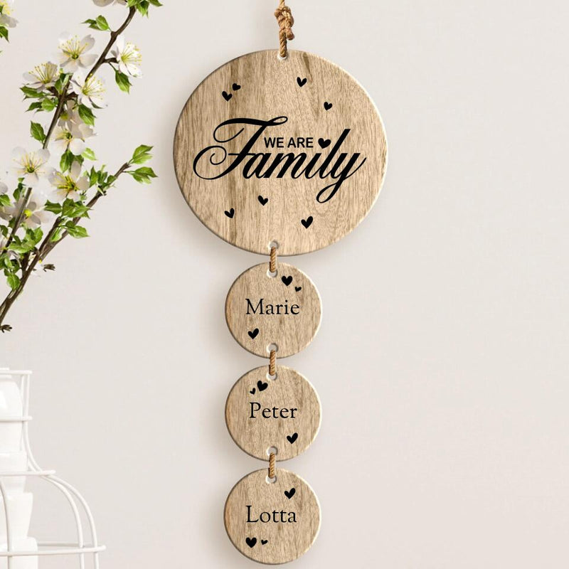 Gravierter Eichen Holzaufhänger mit 3 Namen und "We are Family"-Spruch – personalisiertes Geschenk von Love & Faith