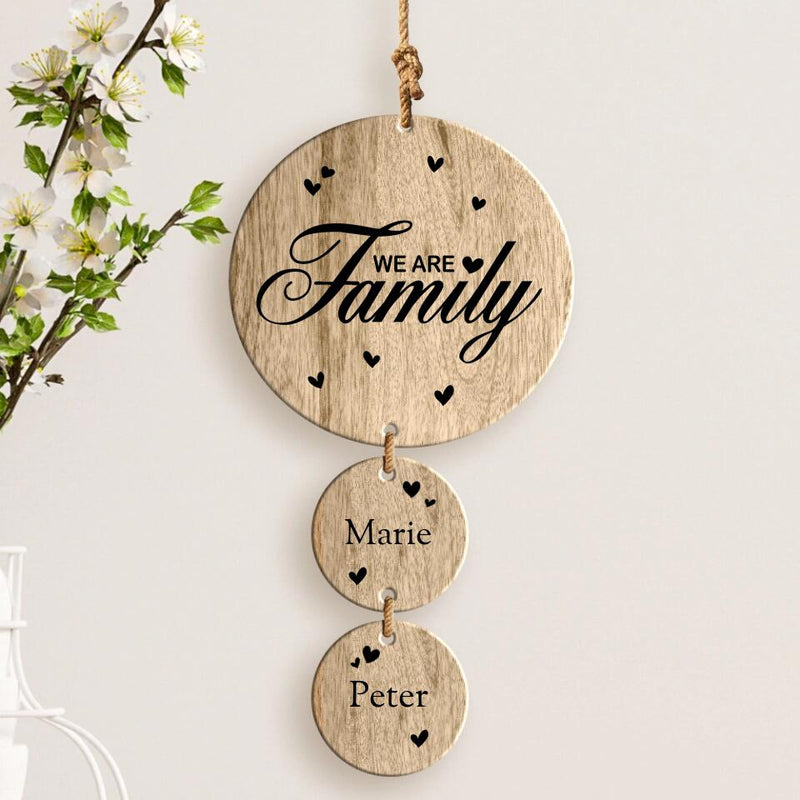 Gravierter Eichen Holzaufhänger mit 2 Namen und "We are Family"-Spruch – personalisiertes Geschenk von Love & Faith