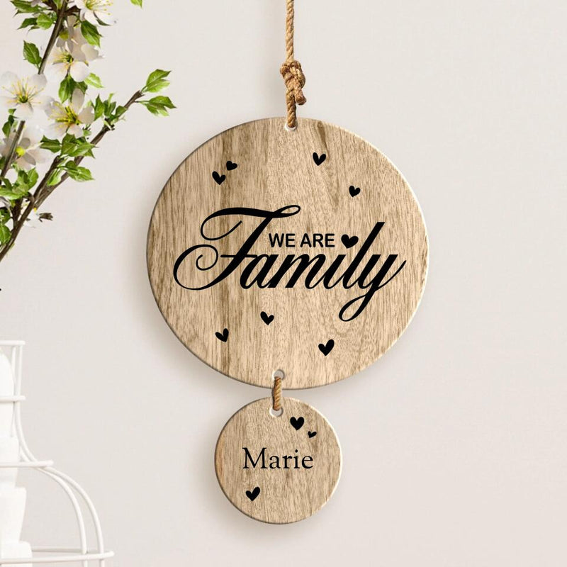 Gravierter Eichen Holzaufhänger mit Name und "We are Family"-Spruch – personalisiertes Geschenk von Love & Faith