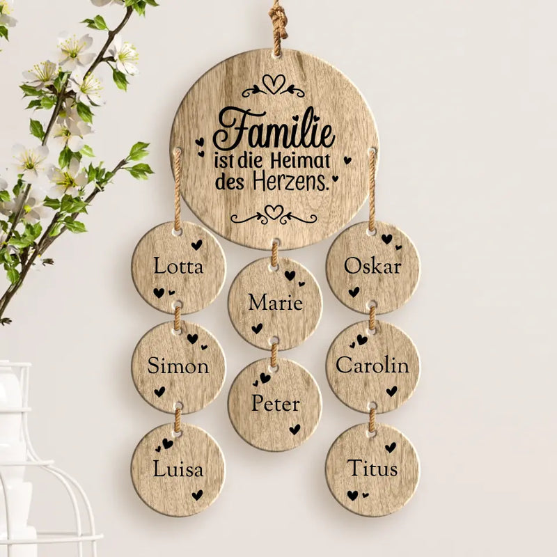 Individuelles Familiengeschenk aus Eichenholz – mit 8 Namen und "Familie ist die Heimat des Herzens"-Spruch, graviert von Love & Faith