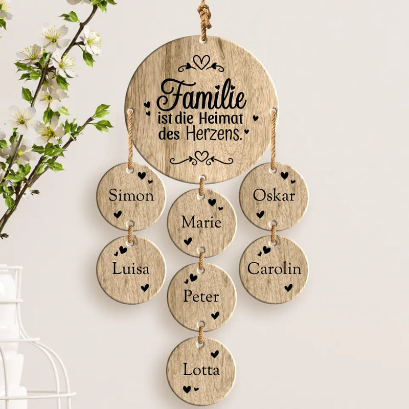 Individuelles Familiengeschenk aus Eichenholz – mit 7 Namen und "Familie ist die Heimat des Herzens"-Spruch, graviert von Love & Faith