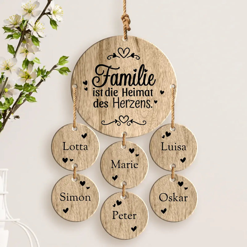 Individuelles Familiengeschenk aus Eichenholz – mit 6 Namen und "Familie ist die Heimat des Herzens"-Spruch, graviert von Love & Faith