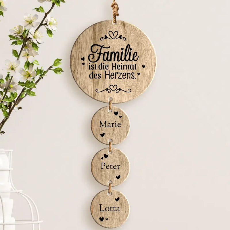 Individuelles Familiengeschenk aus Eichenholz – mit 3 Namen und "Familie ist die Heimat des Herzens"-Spruch, graviert von Love & Faith