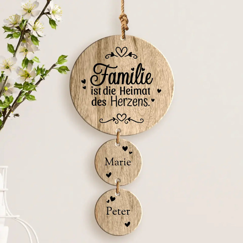 Individuelles Familiengeschenk aus Eichenholz – mit 2 Namen und "Familie ist die Heimat des Herzens"-Spruch, graviert von Love & Faith