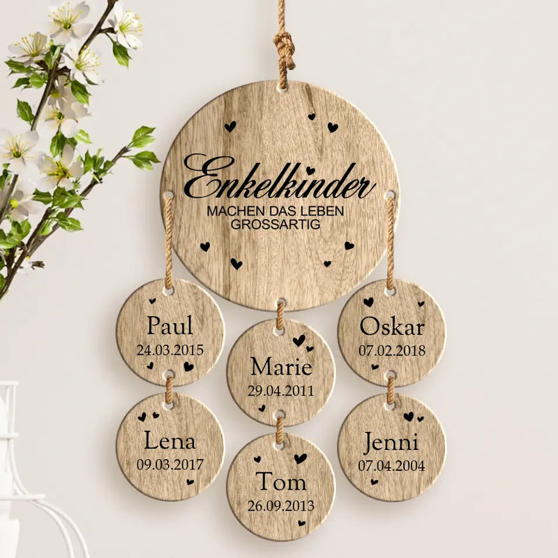 Personalisierte Holzdeko mit Namen und Geburtsdaten für 6 Enkelkinder – Geschenk für Oma und Opa mit Herz gefertigt von Love & Faith