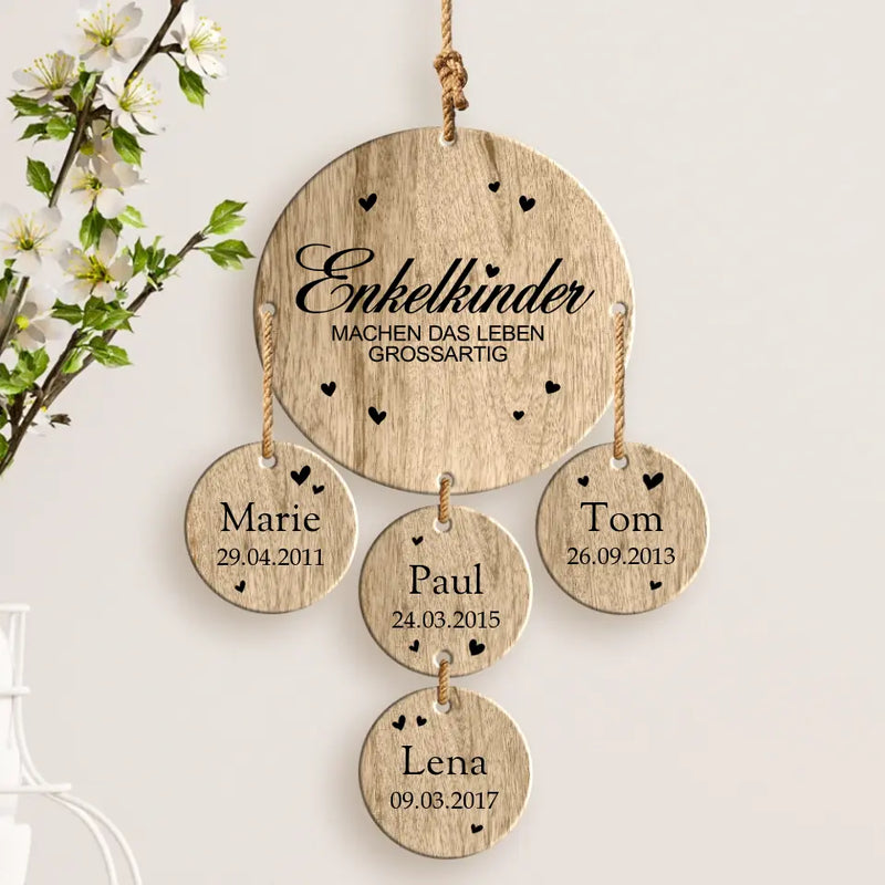 Personalisierte Holzdeko mit Namen und Geburtsdaten für 4 Enkelkinder – Geschenk für Oma und Opa mit Herz gefertigt von Love & Faith
