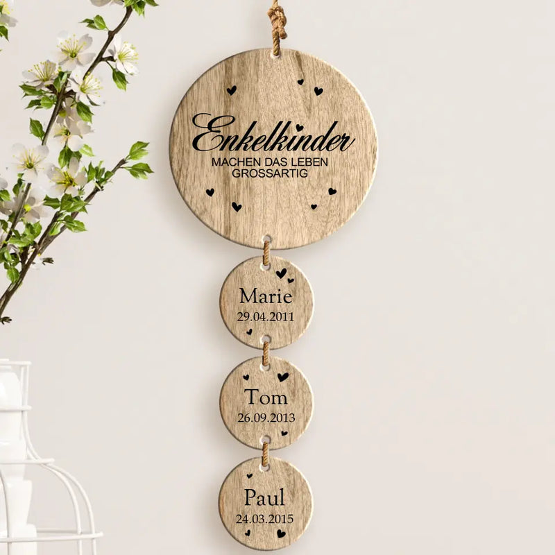 Personalisierte Holzdeko mit Namen und Geburtsdaten für 3 Enkelkinder – Geschenk für Oma und Opa mit Herz gefertigt von Love & Faith