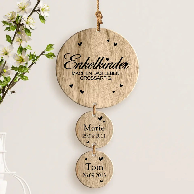 Personalisierte Holzdeko mit Namen und Geburtsdaten für 2 Enkelkinder – Geschenk für Oma und Opa mit Herz gefertigt von Love & Faith