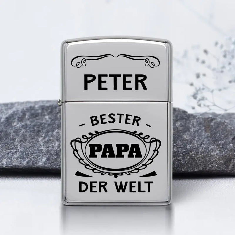 Graviertes silber Benzinfeuerzeug mit Bester Papa der Welt und Namen als Geschenkidee zum Vatertag personalisiert von Love & Faith