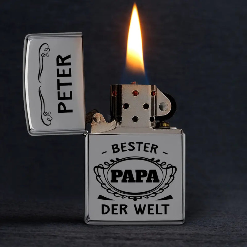 Graviertes silber Benzinfeuerzeug mit Bester Papa der Welt und Namen als Geschenkidee zum Vatertag personalisiert von Love & Faith