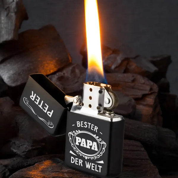 Graviertes schwarzes Benzinfeuerzeug mit Bester Papa der Welt und Namen als Geschenkidee zum Vatertag personalisiert von Love & Faith