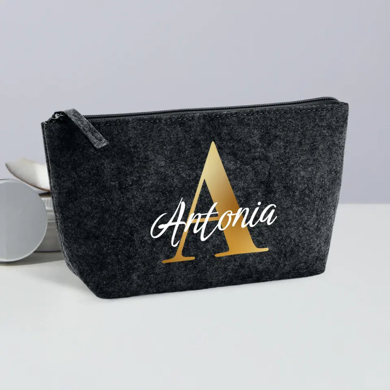 1 Liter dunkelgraue Filz Kosmetiktasche mit Initial und Namen personalisiert mit Love & Faith