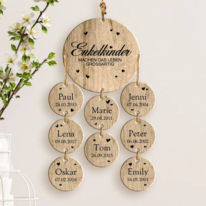 Personalisierte Holzdeko mit Namen und Geburtsdaten für 8 Enkelkinder – Geschenk für Oma und Opa mit Herz gefertigt von Love & Faith