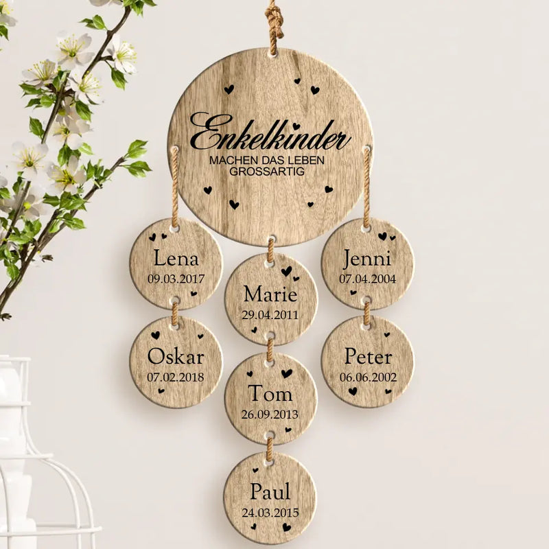 Personalisierte Holzdeko mit Namen und Geburtsdaten für 7 Enkelkinder – Geschenk für Oma und Opa mit Herz gefertigt von Love & Faith