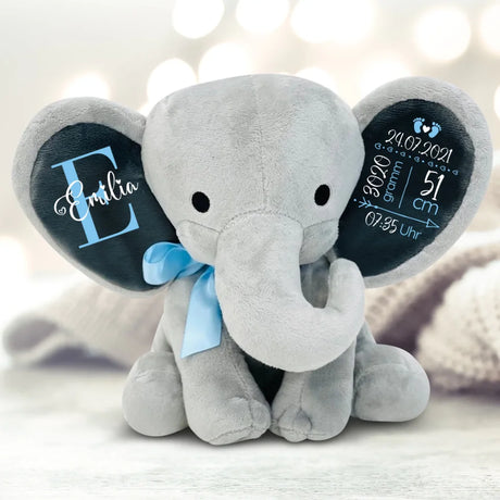 grauer Kuschelelefant mit blauer Scheife zur Geburt mit Namen und Geburtsdaten vom Baby personalisiert mit Love & Faith