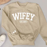 Wifey - Personalisierter Premium Sweater für Ehefrauen mit Initialen