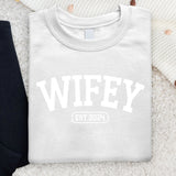 Wifey - Personalisierter Premium Sweater für Ehefrauen mit Initialen