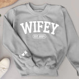 Wifey - Personalisierter Premium Sweater für Ehefrauen mit Initialen
