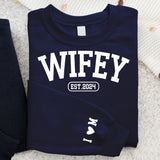 Wifey - Personalisierter Premium Sweater für Ehefrauen mit Initialen