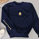 Dunkelblauer Pullover personalisiert mit mamabär undKindernamen gedruckt von Love & Faith