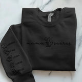 Schwarzer Pullover personalisiert mit Mamasaurus und Kindernamen gedruckt von Love & Faith