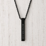 schwarze Metall-Kette mit Graviertem Anhänger - mit Spruch oder Namen personalisiert für Papa zum Vatertag von Love & Faith
