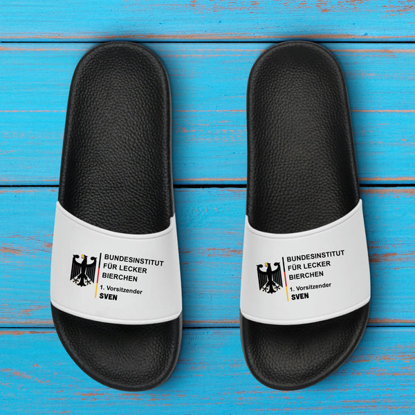 schwarz/weiße Badeschlappen Bundesinstitut für lecker Bierchen personalisiert von Love & Faith