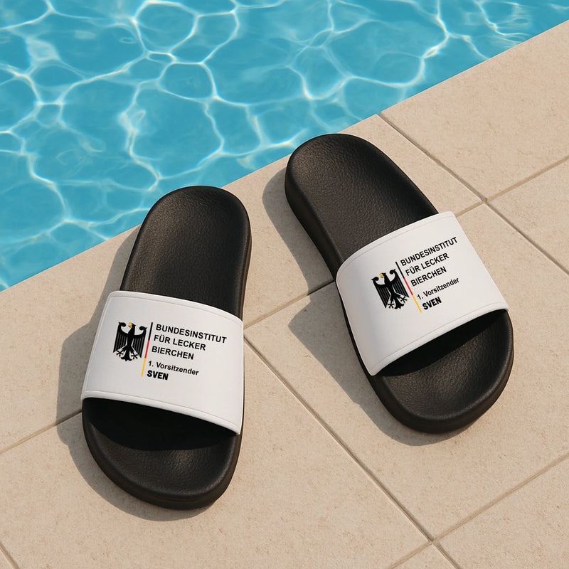 Personalisiertes Geschenk - schwarzweiße Badeschlappen mit persönlichem Spruch und Namen.png