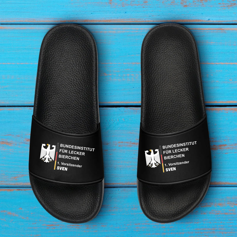 schwarze Badeschlappen Bundesinstitut für lecker Bierchen personalisiert von Love & Faith