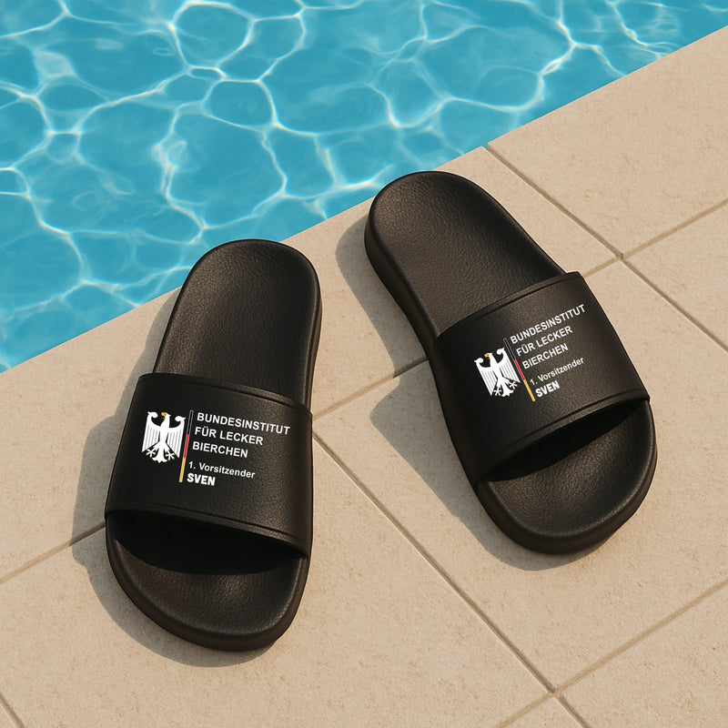 Personalisiertes Geschenk - schwarze Badeschlappen mit persönlichem Spruch und Namen