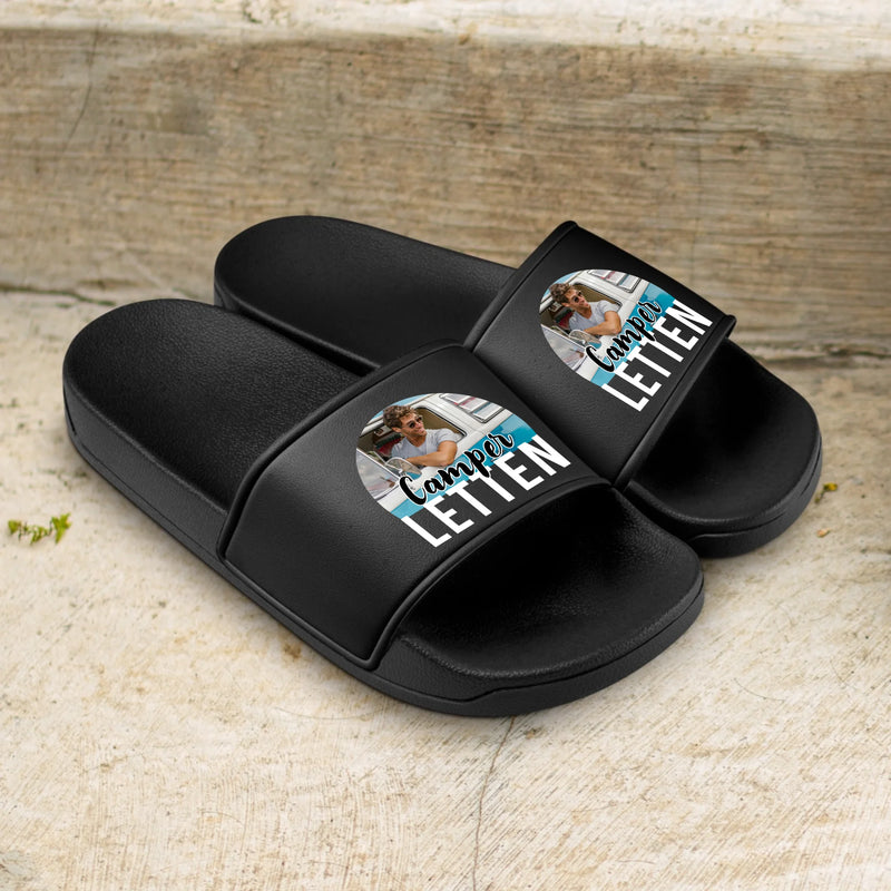 Schwarze Badeschlappen mit Camperletten mit eigenem Namen fürs Camping personalisiert mit Love & Faith
