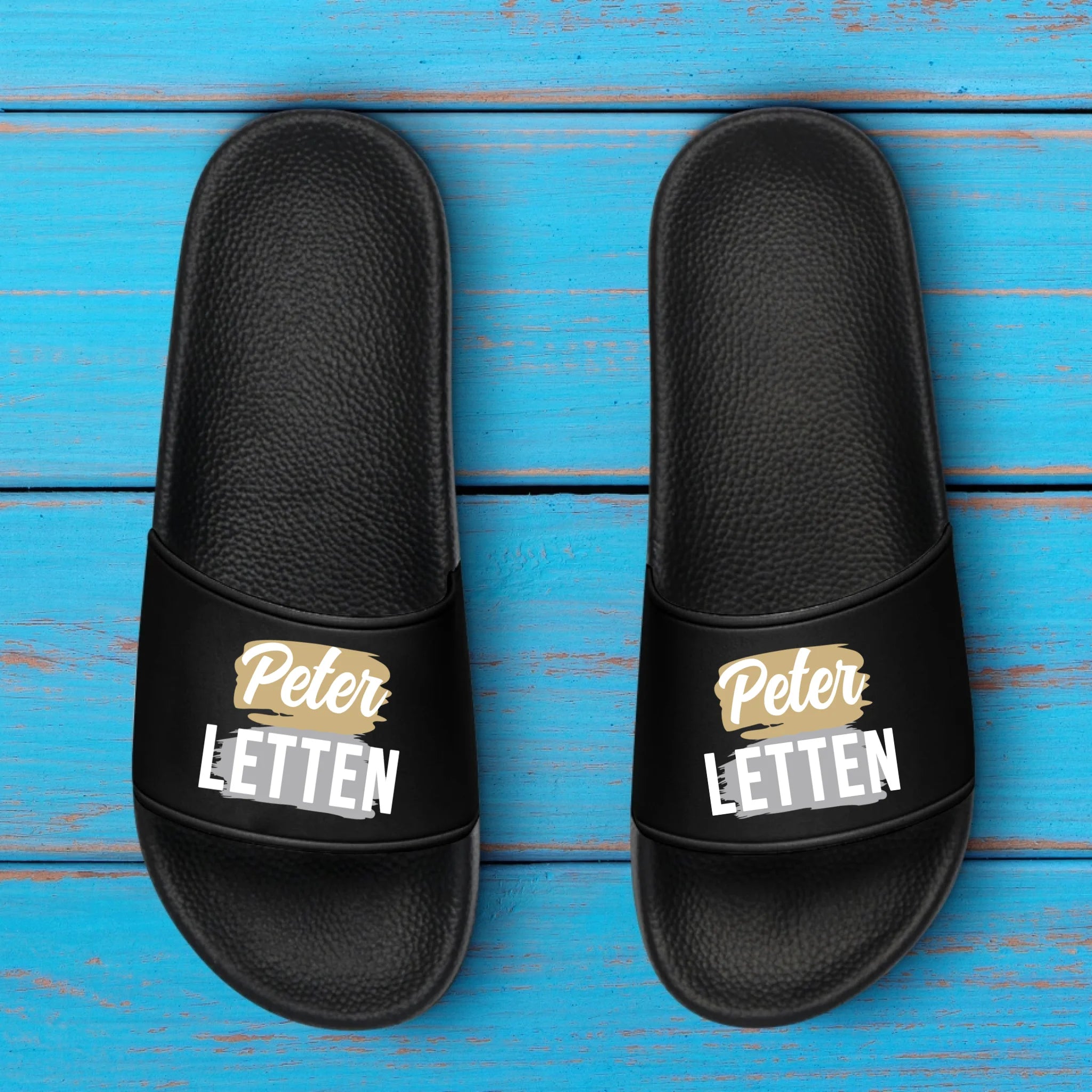 Schwarze Badeschlappen mit eigenem Namen personalisiert mit Love & Faith