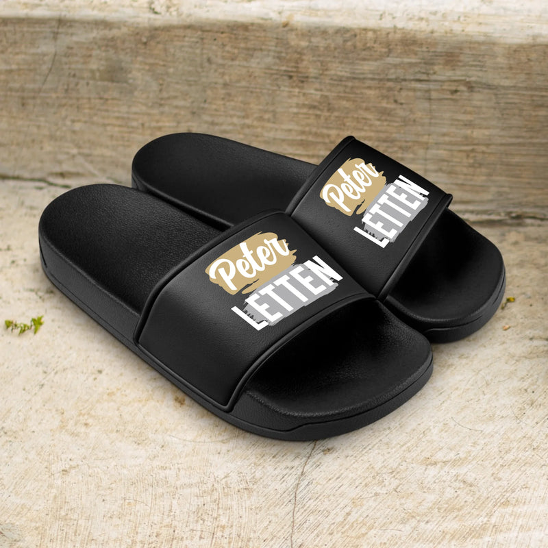 Schwarze Badeschlappen mit eigenem Namen personalisiert mit Love & Faith