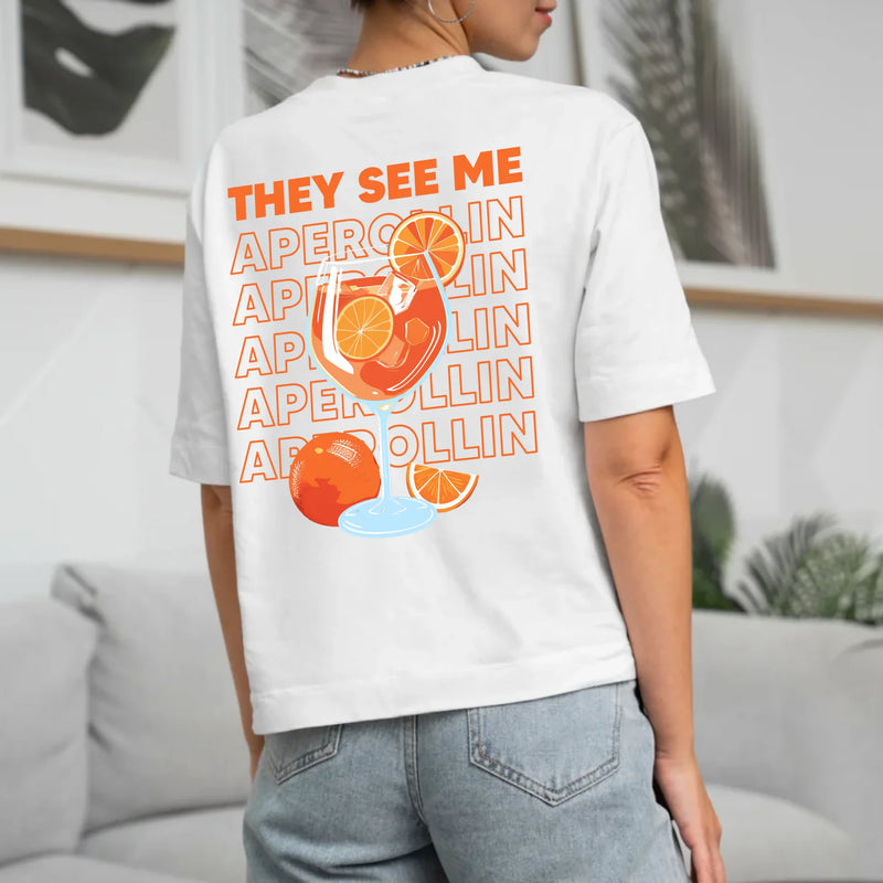 weißes Frauen T-Shirt Rückenprint mit "They see me aperolin" personalisiertesm Spruch als Sommer Geschenkidee von Love & Faith