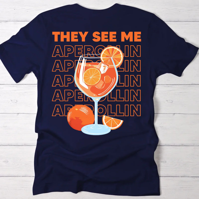 dunkelblaues Frauen T-Shirt Rückenprint mit "They see me aperolin" personalisiertesm Spruch als Sommer Geschenkidee von Love & Faith