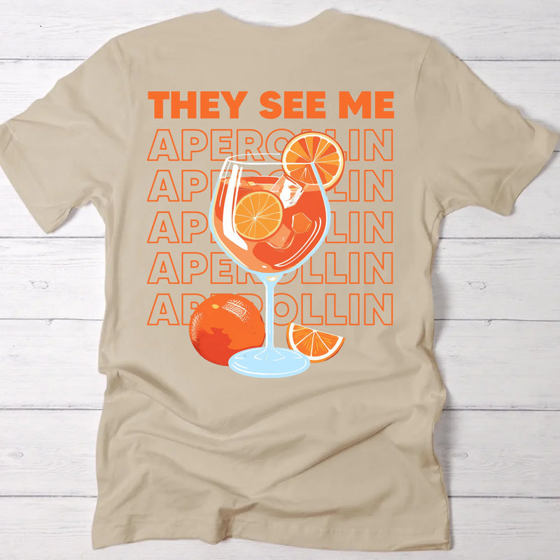 beiges Frauen T-Shirt Rückenprint mit "They see me aperolin" personalisiertesm Spruch als Sommer Geschenkidee von Love & Faith