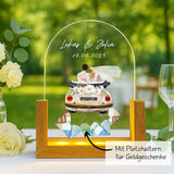 Leuchtender LED Aufsteller zum Jahrestag mit Holzsockel mit Illustration vom Brautpaar als Geschenkidee von Love & Faith