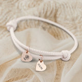 Personalisiertes PU-Lederarmband mit 2 gravierten RoséGold-Herz-Anhängern mit Geburtstag und Blume in Creme - gefertigt von Love & Faith