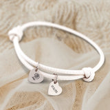 Personalisiertes PU-Lederarmband mit 2 gravierten Silber-Herz-Anhängern mit Geburtstag und Blume in Weiß - gefertigt von Love & Faith