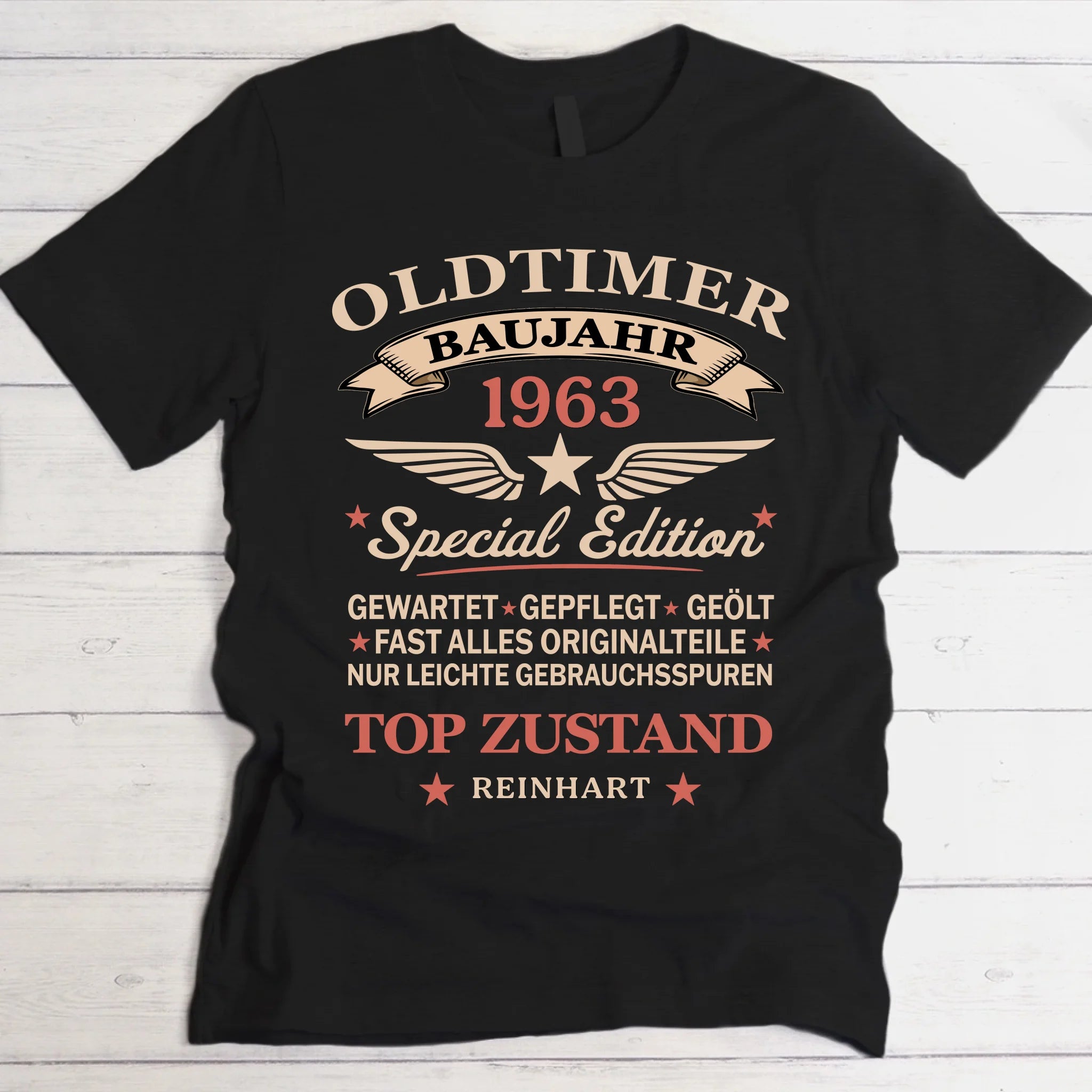 Schwarzes T-Shirt für Männer zum Geburtstag mit Oldtimer Baujahr Geburtstag personalisiert mit witzigem Spruch gedruckt von Love & Faith