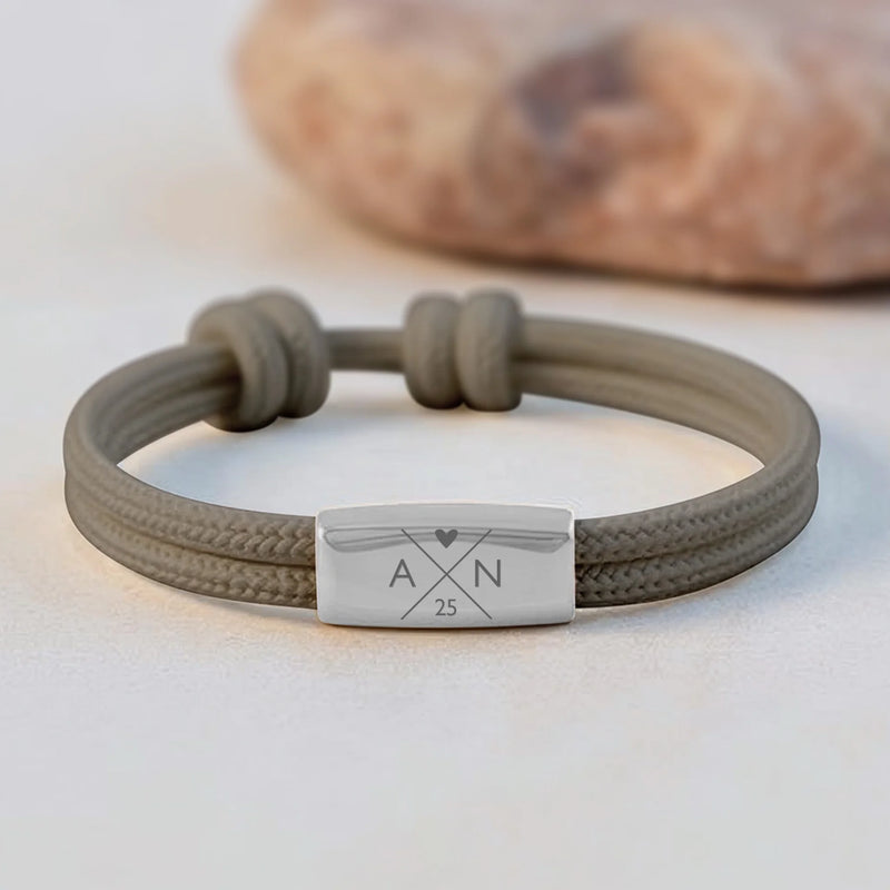 graues Segeltau Armband mit persönlicher Namensgravur und Jahrestag von Love & Faith