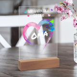 Aucrylaufsteller im Holzsockel mit mit personalisierten Namen als Handabdruck gedruckt von Love & Faith